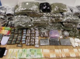 ΕΛΑΣ: Πάνω από 4 κιλά κοκαΐνης και χιλιάδες ευρώ σε εξάρθρωση διακινητών ναρκωτικών στην Αττική – Τι άλλο βρέθηκε