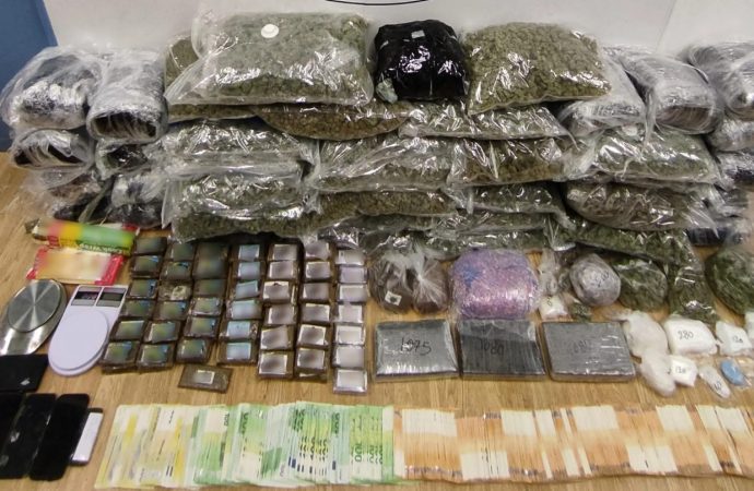 ΕΛΑΣ: Πάνω από 4 κιλά κοκαΐνης και χιλιάδες ευρώ σε εξάρθρωση διακινητών ναρκωτικών στην Αττική – Τι άλλο βρέθηκε