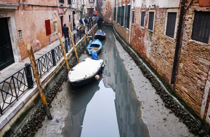 Τα κανάλια της Βενετίας στερεύουν εν μέσω φόβων ότι η Ιταλία αντιμετωπίζει νέα ξηρασία