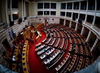 Βουλή: Υπερψηφίστηκε το νομοσχέδιο του υπουργείου Εθνικής Άμυνας