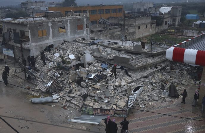 Σεισμός 7,8 R στην Τουρκία: Πολυκατοικίες πέφτουν σαν… πύργοι από τραπουλόχαρτα