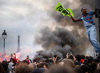 Γαλλία: Συνεχίζονται οι  πρωτοφανείς μαζικές διαδηλώσεις για το συνταξιοδοτικό