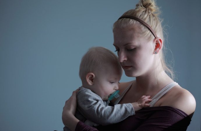 Επιλόχειος κατάθλιψη: Τα σημάδια και η διαφορά από τα baby blues