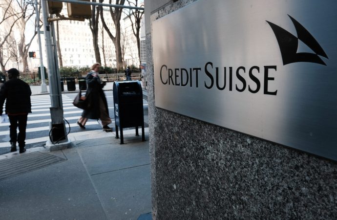 Πτώση 9% για τη μετοχή της Credit Suisse – Στο επίκεντρο των επενδυτών η έκτακτη ρευστότητα