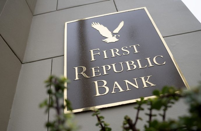 First Republic Bank: «Ένεση ζωής» με 30 δισεκ. δολάρια από 11 αμερικανικές τράπεζες για την αποφυγή κατάρρευσης