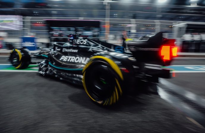 Formula 1: H Mercedes θέλει γρήγορο μονοθέσιο κι ας μοιάζει με διώροφο λεωφορείο