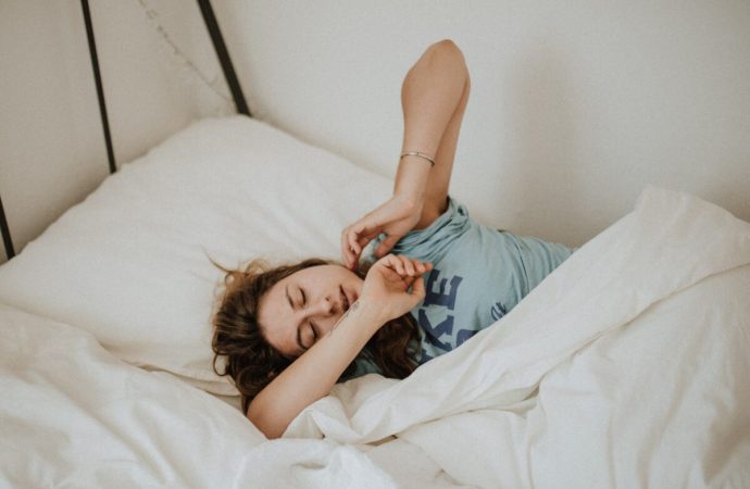 Ο πολύ λίγος ή ο υπερβολικός ύπνος αυξάνουν τον κίνδυνο λοίμωξης