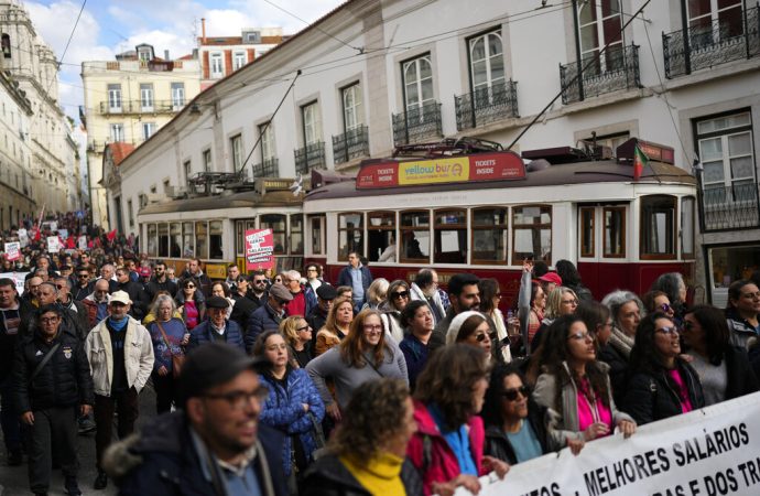 Λισαβόνα: Στους δρόμους χιλιάδες εργαζομένοι διεκδικώντας αυξησεις σε μισθούς