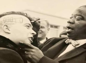 Όταν ο Louis Armstrong ζωγράφισε μια τρομπέτα στο κεφάλι ενός θαυμαστή του στη Γαλλία