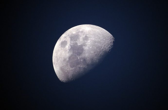 Πόσο χρονών είναι τελικά η Σελήνη;
