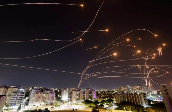 Η Χαμάς απειλεί να εκτελέσει ομήρους αν συνεχίσει το Ισραήλ να βομβαρδίζει τη Γάζα