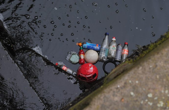 Τα πλαστικά απόβλητα στα ποτάμια μπορεί να μεταφέρουν επικίνδυνα μικρόβια, σύμφωνα με μελέτη