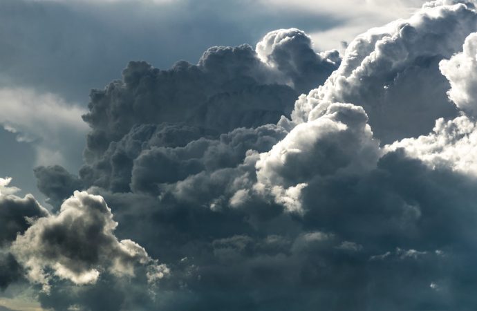 Ακόμα και στα σύννεφα εντοπίζονται μικροπλαστικά – Mπορεί να επηρεάζουν ακόμα και τον καιρό