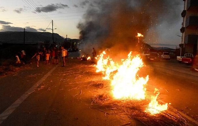 Έκλεισε η Αθηνών – Κορίνθου από Ρομά που διαμαρτύρονται για τον θάνατο του 17χρονου Χρήστου από αστυνομικά πυρά