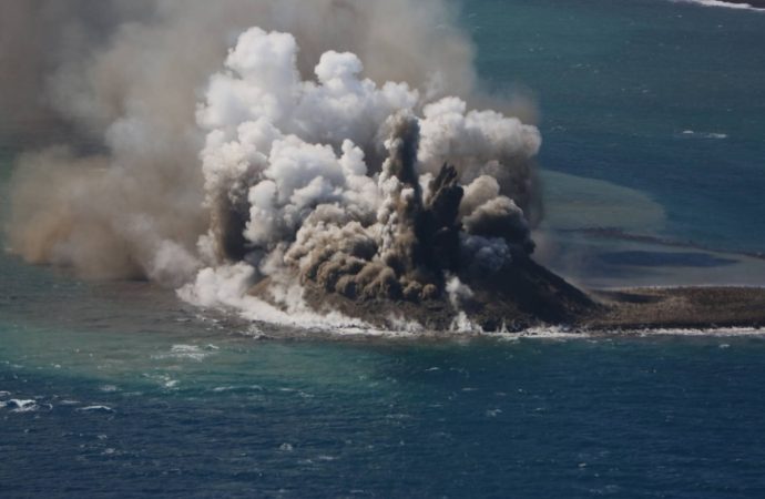 Ισχυρή έκρηξη υποθαλάσσιου ηφαιστείου «γέννησε» ένα νέο νησί στον Ειρηνικό