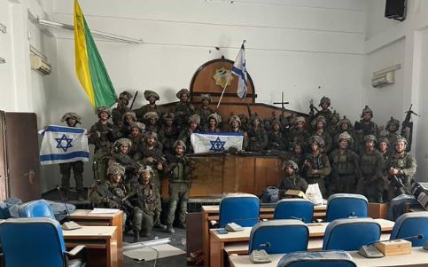 Ο IDF υψώνει την ισραηλινή σημαία στο «κοινοβούλιο» της Χαμάς στη Γάζα