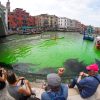 Πράσινο και κόκκινο έβαψαν το Μεγάλο Κανάλι της Βενετίας με ακτιβιστική ενέργεια